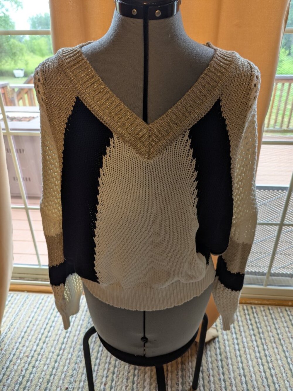 VENUS Colorblock Sweater Gold Metallic V-Neck NWOT Cream Black L